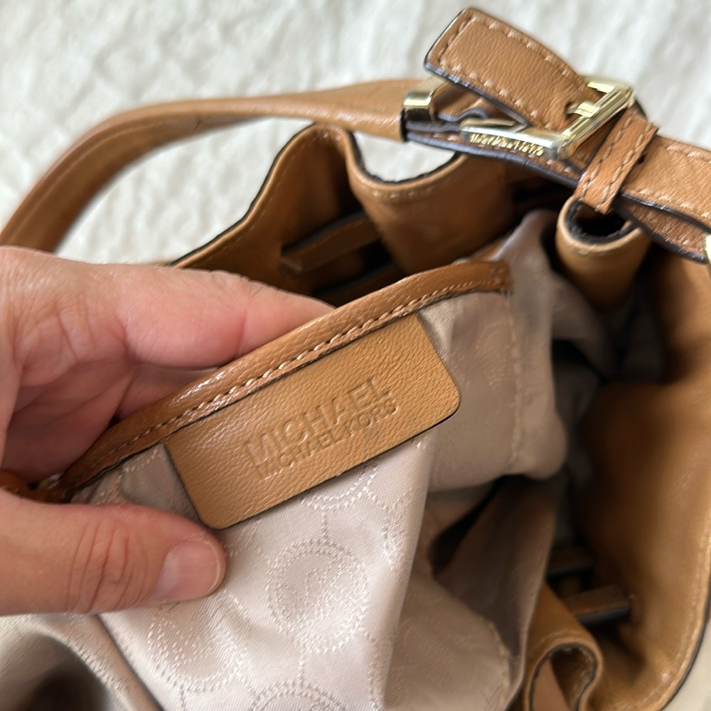 Michael Kors Light Brown Shoulder Bag With Gold Hardware And Magnetic Closure - Picture 10 of 12